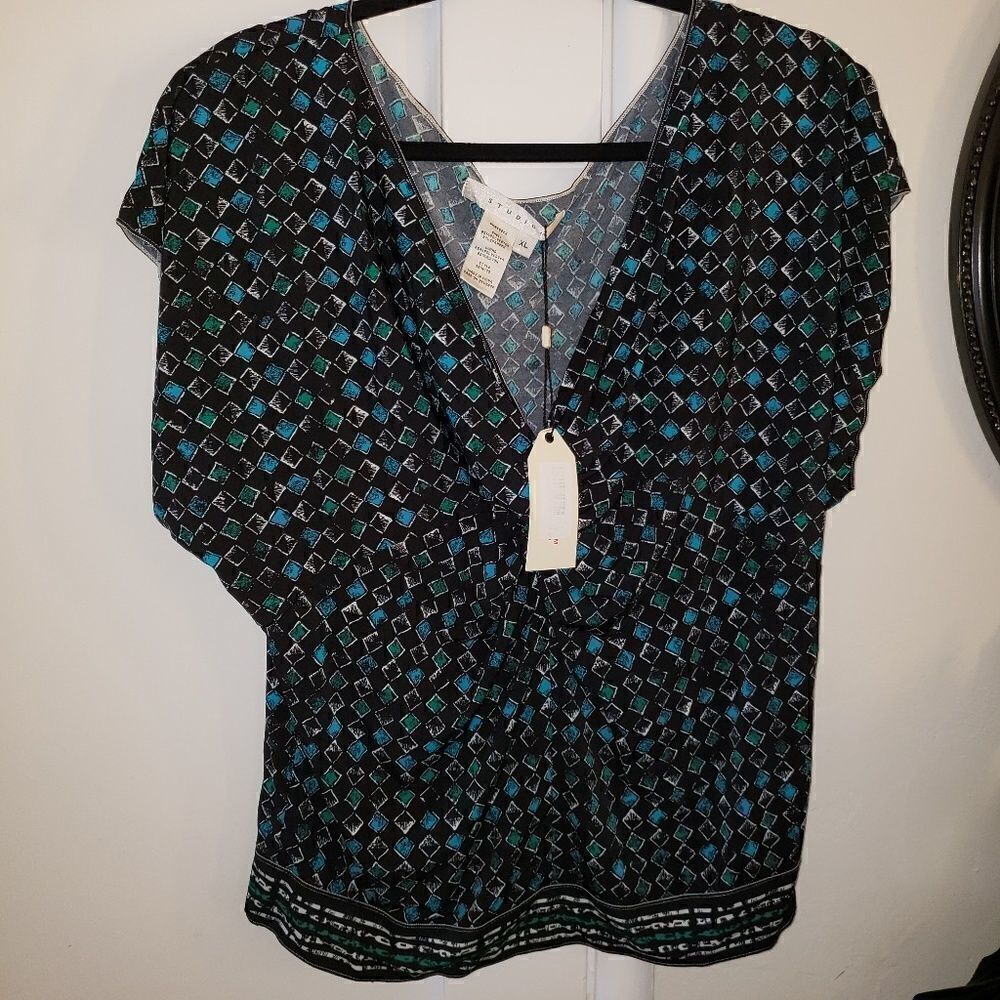 Studio M deep vneck patterned blouse